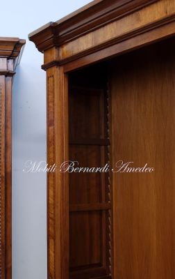 Libreria a giorno in legno massello di noce intarsiato con ripiani spostabili stile classico